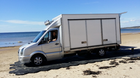 Bodenplatten SOLID BASIC als stabile Standfläche auf Strandsand