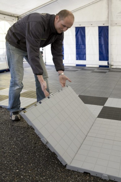 Verlegungng mit 2 Stück EXPO-tent Bodenplatten in der Farbe hellgrau