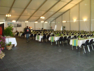 Festzelt mit EXPO-tent Zelzboden in der Farbe dunkelgrau